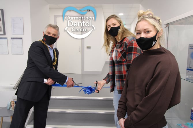 Carmarthen Dental Centre Mayor & Professional Players (Left to Right) - Mayor Gareth John, World Rugby Women's Player of the Year Zoe Aldcroft, GB Olympian and world cup rugby player Natasha "Mo" Hunt
