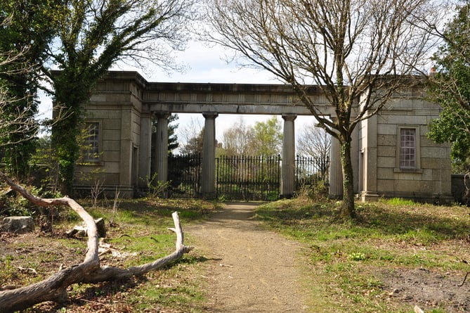 Granite Lodge, Stover Country Park in 2015 (Image: Nilfanion / Wiki Commons)