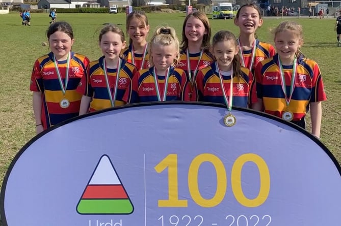 Roedd tîm Lexie o Ysgol Godre'r Berwyn yn fuddugol mewn cystadleuaeth rygbi yr Urdd