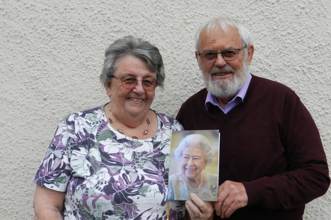                                John and Cynthia Coleman with the card they received from Her Majesty the Queen on their Diamond Wedding Anniversary.   NP 280222 01 