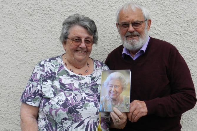 John and Cynthia Coleman with the card they received from Her Majesty the Queen on their Diamond Wedding Anniversary. NP 280222 01