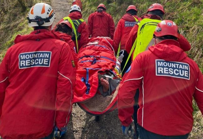 Central Beacons MRT volunteers transporting the injured woman to the ambulance