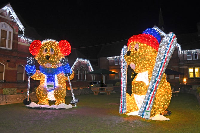 TINDLE CHRISTMAS ALTON                                      MRW                               1/12/2020

Christmas this year sees not one but two 16ft illuminated Marmots outside the Assembly Rooms in Alton

(left) 'Marmite' with (right) 'Meribel' joined by Alton sisters Evie Eggby (10) and Elsie Eggby (5)

Picture:  Malcolm Wells (201201-0141)
Professional Photographer