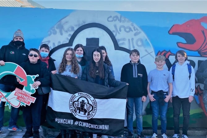 Youngsters in Pwllheli have been taking part in an activity to create a graffiti mural in the town