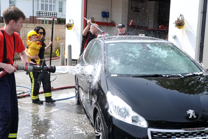 Photo: Steve Pope MDA300422F_SP006
Bovey Tracey Fire Station charity car wash event.