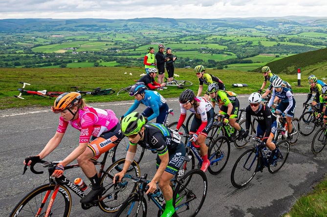 The Women’s Tour peloton on the event’s previous visit to Powys in 2019 (SWpix).