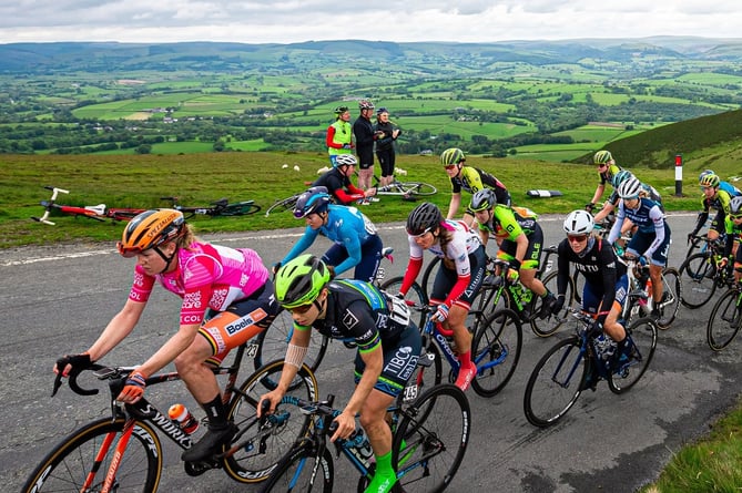 The Women’s Tour peloton on the event’s previous visit to Powys in 2019 (SWpix).