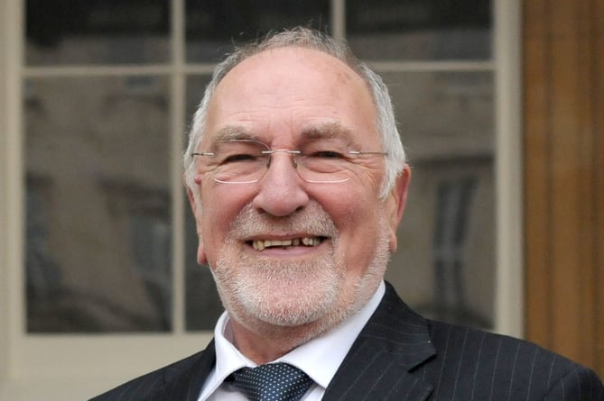Y ffisegwr Robin Williams Medal Wyddoniaeth Eisteddfod 2022
