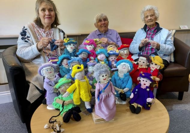Knitters Viven Cruickshank, Marjorie Yeomans and Vera Fryer