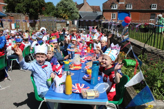 There were jubilee-ant scenes as St Andrew’s Infant School in Farnham town centre held a Jubilee Party in the playground last Friday. The sun shone as pupils and staff celebrated the Queen’s Jubilee; singing the National Anthem, waving flags and enjoying a party picnic wearing hand-made crowns.