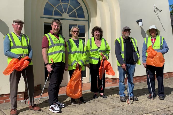 Councillors litterpicking