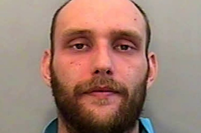 


Police have released an image of 27-year-old Alex Maund who is wanted on recall to prison.

Maund has had his license revoked and police are appealing for information in relation to his whereabouts.

Maund is from the Brixham area, and it is believed that he has links across Torbay.

Anyone who has any information on MaundÕs location is asked to call 999 immediately quoting log 0721 of 19/04/2022 and to not approach him.

Alternatively, independent charity Crimestoppers can be contacted anonymously online at Crimestoppers-uk.org or by calling freephone 0800 555111.