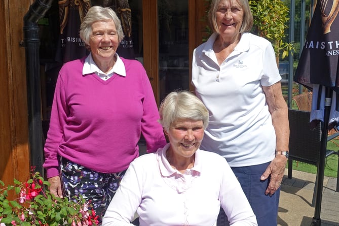 Winners of the Val Stringer Competition were Sonia 
Probert, Anne Carpenter and Loes de Kleuver (sitting).