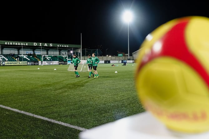 ABERYSTWYTH, WALES - 01 FEBRUARY 2022: Teams warm up during the JD Cymru Premier league fixture between Aberystwyth Town F.C & Haverfordwest County A.F.C and Aberystwythâs 1000th league game in the Cymru premier devision, Park Avenue Stadium, February 1st, 2022, Aberystwyth, Wales (Pic By John Smith/FAW)