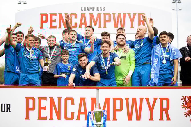Caersws, WALES - 22nd April, 2022:
Mold Alexandra celebrate winning the trophy.
Baglan Dragons v Mold Alexandra in the FAW Amateur Trophy Final at Caersws Recreation Ground on the 22nd April 2022. (Pic by Lewis Mitchell/FAW)