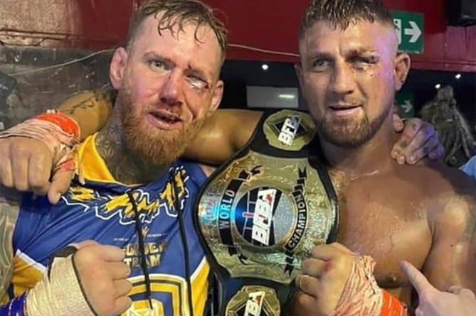 Darren ‘Dazzler’ Hendry (right) with his vanquished opponent Matthew Hodgson after their world title bout in Sheffield